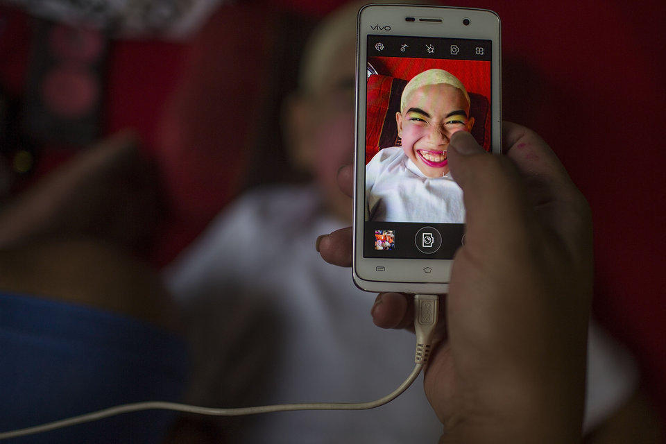 泰国少年化精致妆容参加受戒仪式入佛教