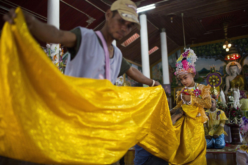 泰国少年化精致妆容参加受戒仪式入佛教