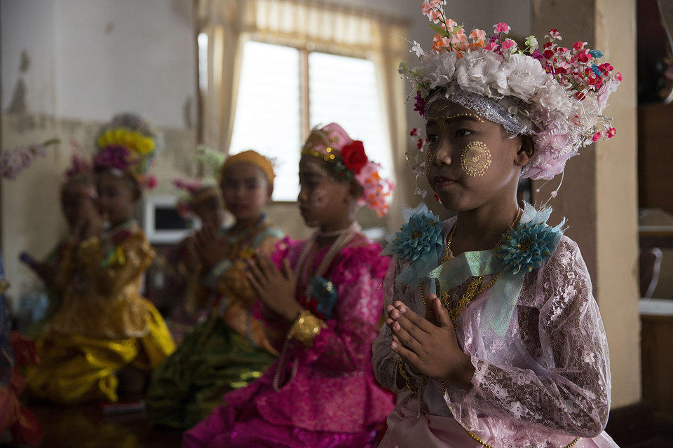 泰国少年化精致妆容参加受戒仪式入佛教