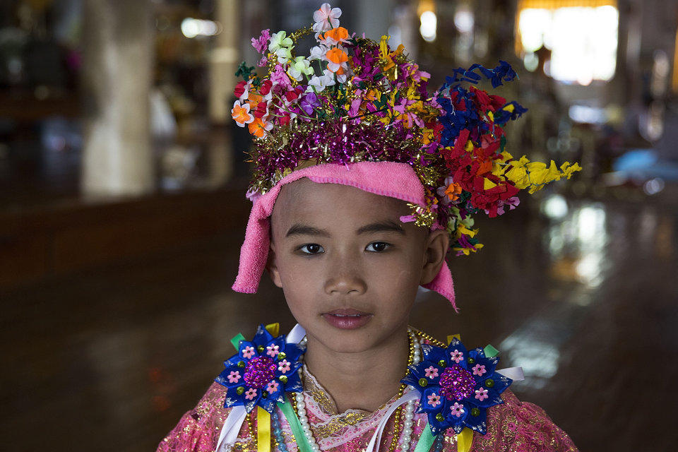 泰国少年化精致妆容参加受戒仪式入佛教