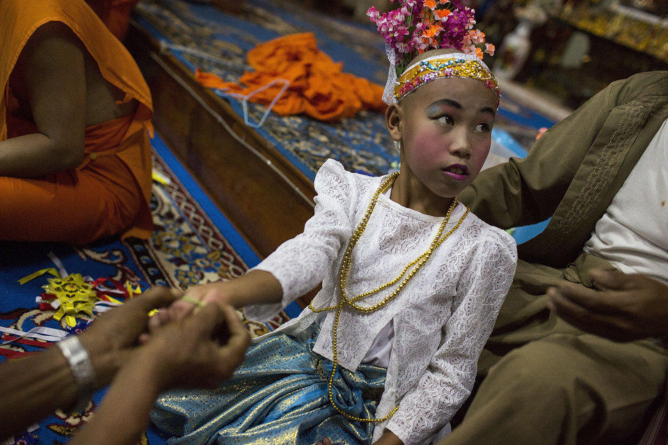 泰国少年化精致妆容参加受戒仪式入佛教