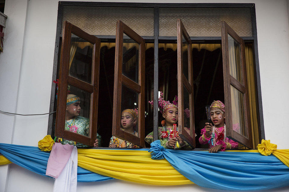 泰国少年化精致妆容参加受戒仪式入佛教