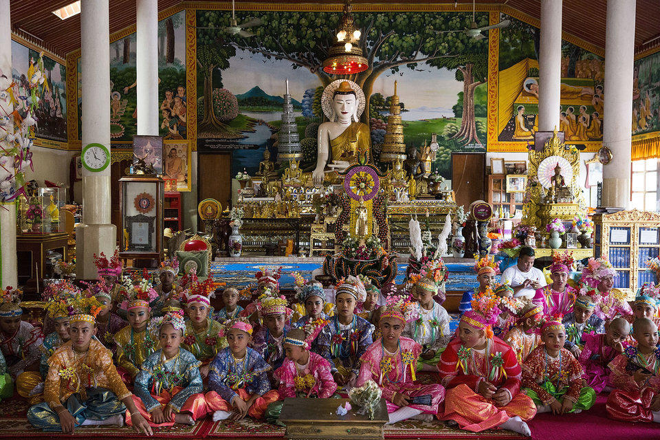 泰国少年化精致妆容参加受戒仪式入佛教