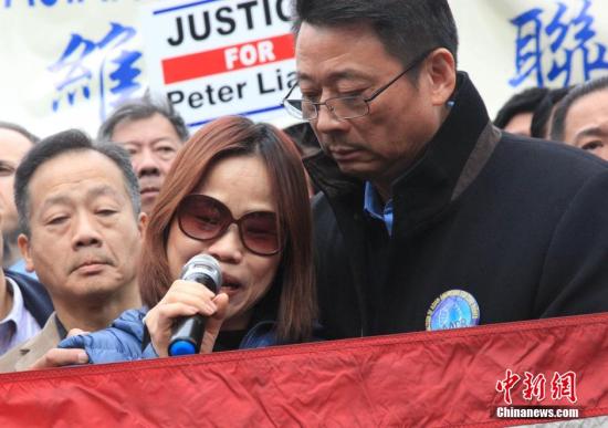 资料图：梁彼得母亲在抗议活动上痛哭失声。 <a target='_blank' href='http://www.chinanews.com/'><p  align=