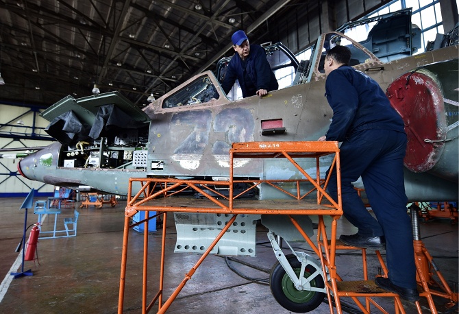 探秘俄"苏"式战机修理厂 苏-25列队待修(组图)