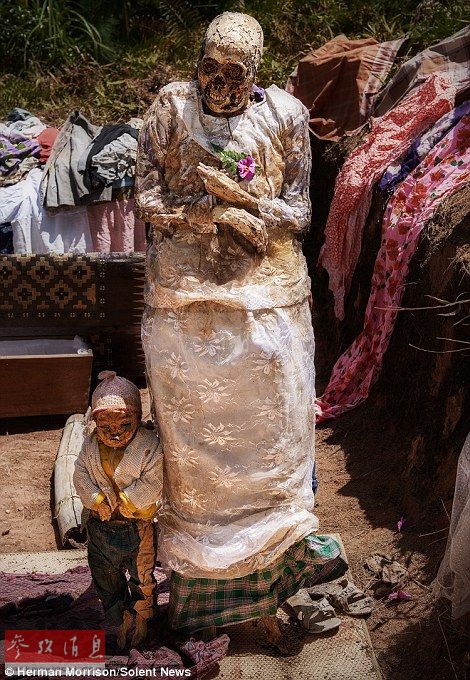 干尸出笼印尼村落打扮亲人遗体赶尸组图