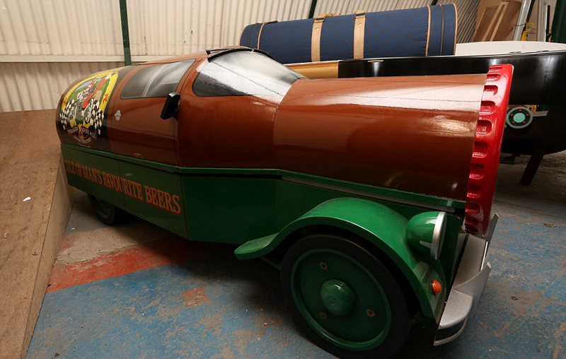 英国公司定制各式怪异棺材受热捧(组图)