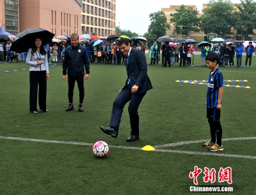 萨内蒂雨中与孩子踢球。<a target='_blank' href='http://www.chinanews.com/' ><p  align=