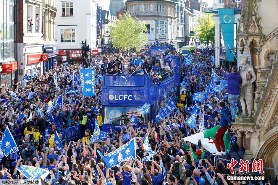英超新科冠军莱斯特城举行庆祝游行高清组图