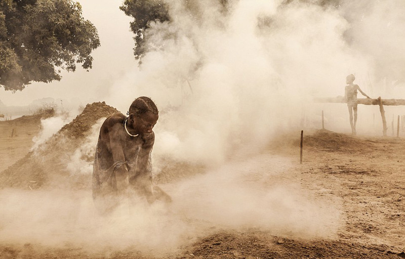 实拍以牛为生的地方:用牛尿洗澡 身上涂牛粪(组图)