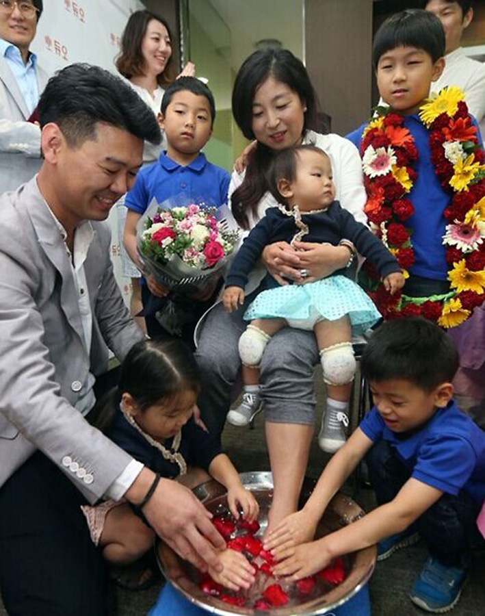 韩国将迎来521夫妻节丈夫为爱妻洗脚秀恩爱图