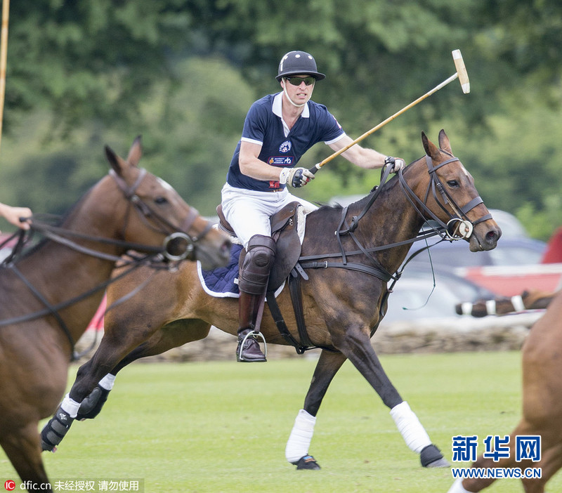 英国泰特伯里,英国威廉王子参加了当地举行的玛莎拉蒂皇家慈善马球赛