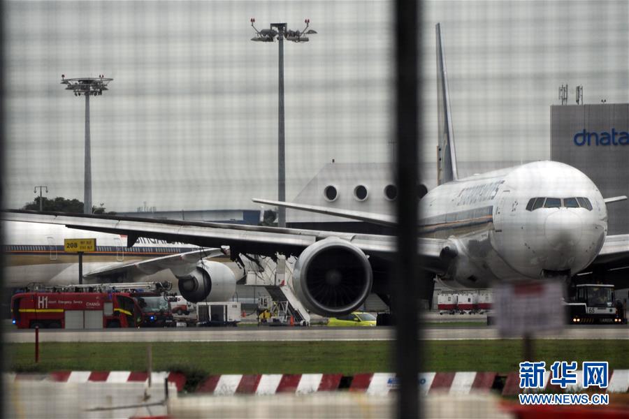 蓝天惊魂新加坡航空一飞机紧急迫降时起火组图