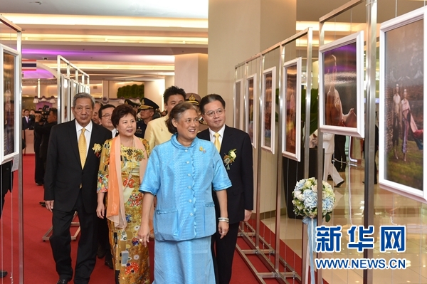 泰国诗琳通公主(前排中)在中国驻泰国大使宁赋魁(前排右一)和夫人初庆