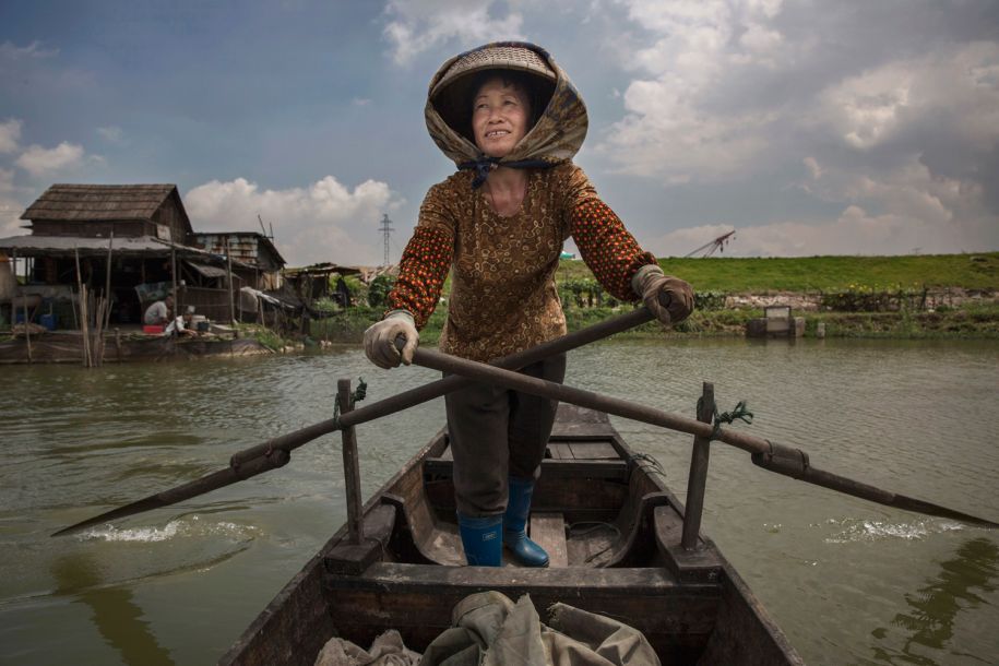 6月23日,沙仔岛,当地渔民正在划船