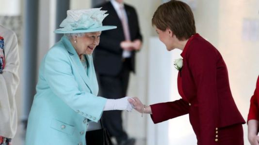 英媒:英女王公开演讲吁“冷静”暗指脱欧公投?