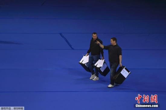 资料图:苏格兰格拉斯哥的投票站内,工作人员统计脱欧公投情况。