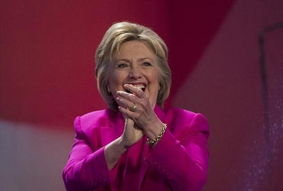 希拉里躲过&ldquo;邮件门&rdquo;竞选路上再进一步 特朗普怒斥、奥巴马支持