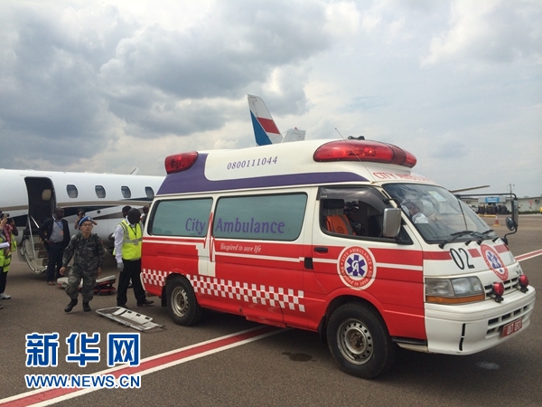 工作组代表协同工作人员将我驻南苏丹维和步兵营重伤员陈英送上救护车