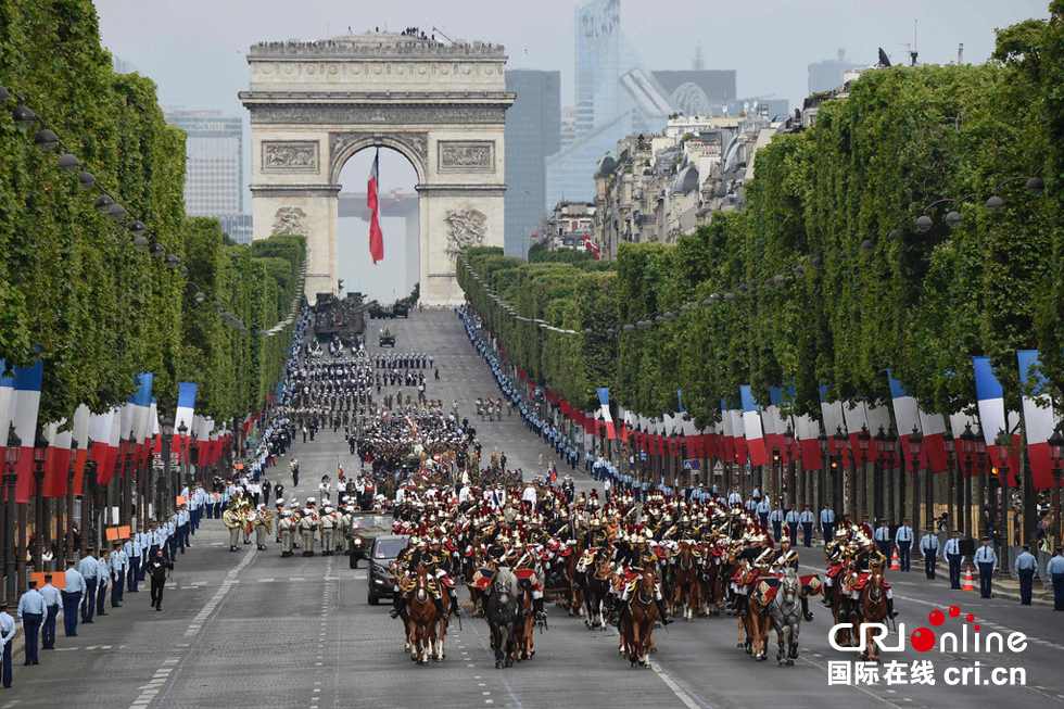 法国举行阅兵式庆祝国庆日(组图)-新华网
