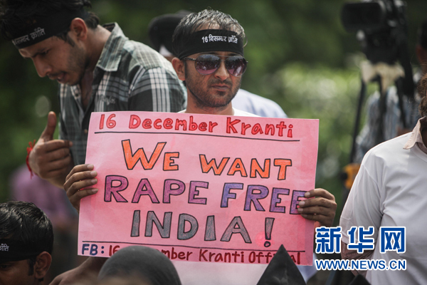 2013年9月10日,在印度新德里一家法庭外,一名示威者打出希望印度不再