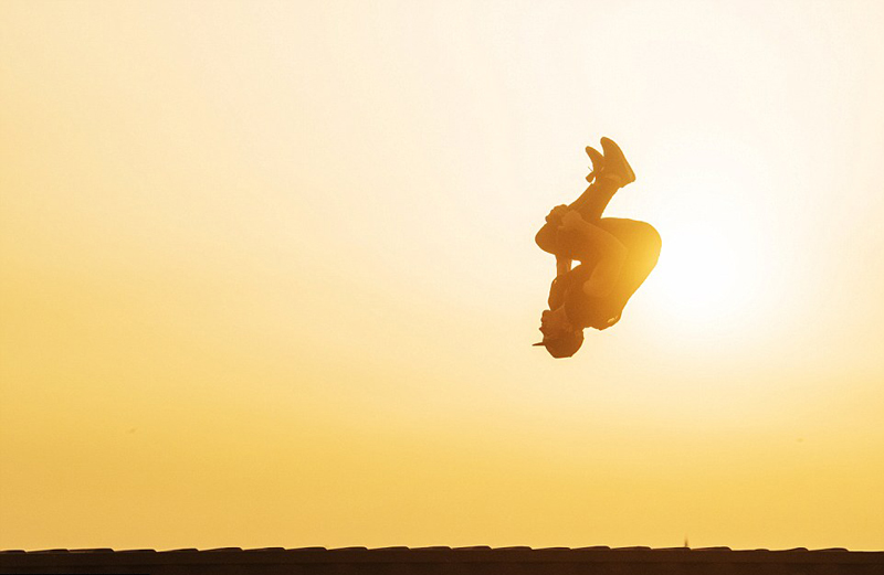 土耳其男子50米集装箱上玩自由飞跃画面惊险组图