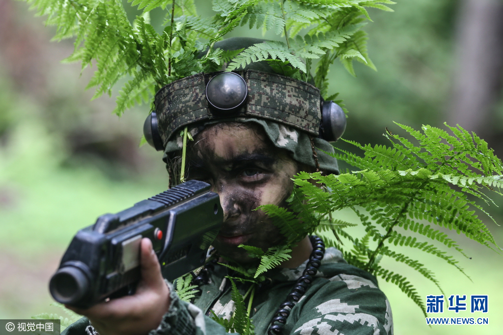 俄罗斯儿童脸涂迷彩手持步枪战斗民族从娃娃抓起组图