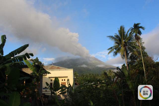 8月3日,在印度尼西亚北马鲁古省特尔纳特,加马拉马火山喷出火山灰.