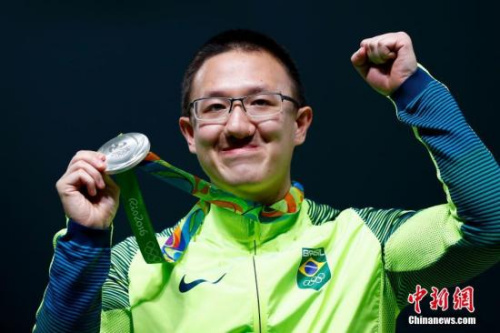 当地时间8月6日，里约奥运会男子10米气手枪决赛，巴西选手费利佩&middot;吴获得银牌。<a target='_blank' href='http://www.chinanews.com/' ><p  align=