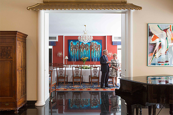 图为鲍卡斯与夫人梅洛迪?黑尼斯在正式的餐厅。