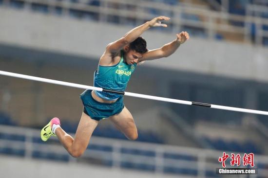 当地时间8月15日，在里约奥运会男子撑杆跳决赛，巴西小将以6米03的成绩打破奥运会纪录夺冠。<a target='_blank' href='http://www.chinanews.com/' ><p align=
