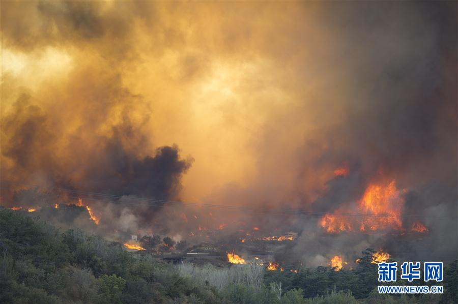 （国际）（1）美国南加州圣伯纳迪奥山火蔓延