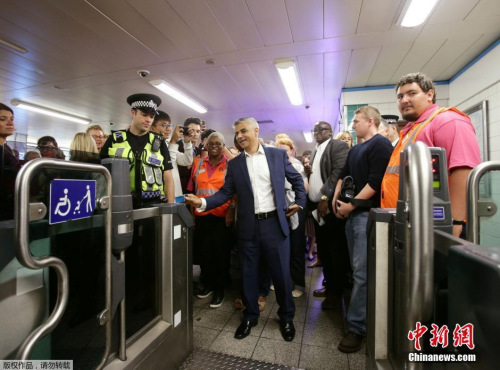 伦敦市长萨迪克&middot;汗试乘车。