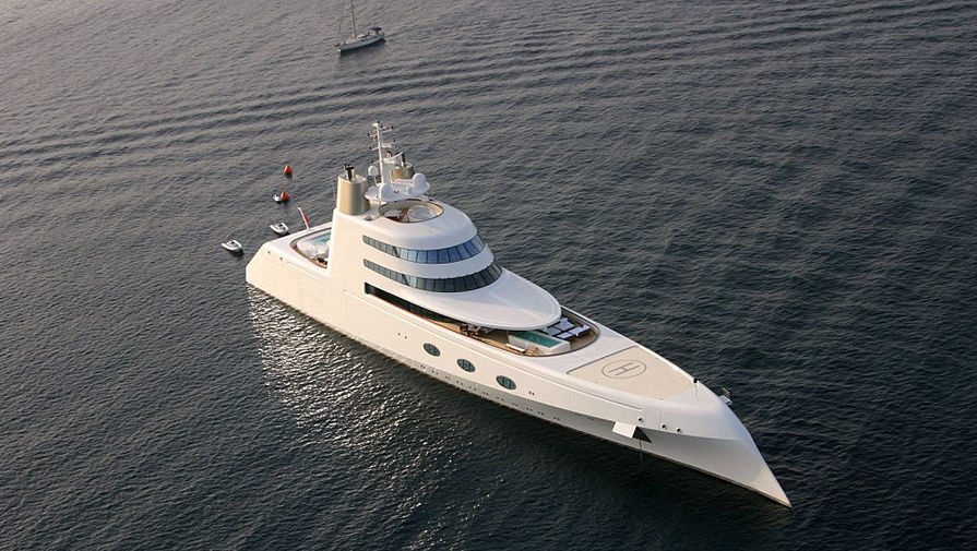 近年来,游艇"a"的身影曾在火奴鲁鲁,摩洛哥,波多黎各,土耳其和泰国