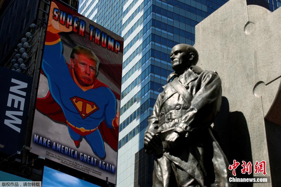 美国纽约,美国共和党总统候选人特朗普变身"超人"亮相纽约时报广场