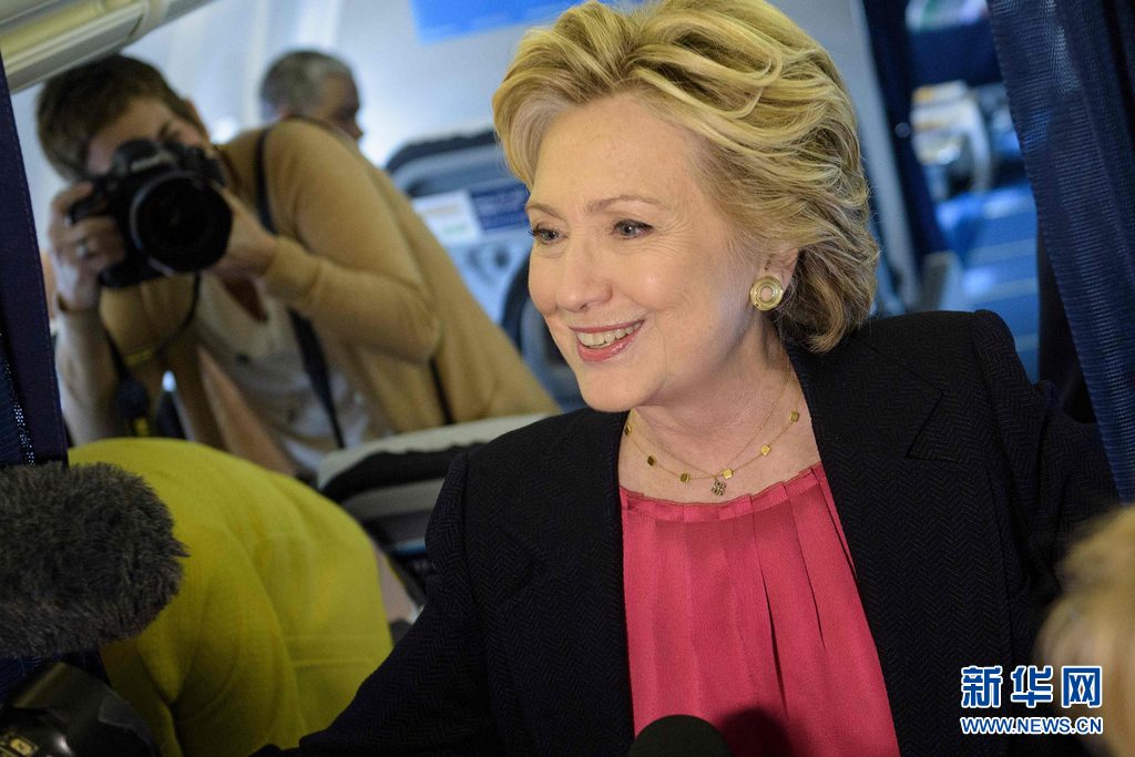 美总统候选人希拉里将飞北卡州竞选飞机上接受采访组图