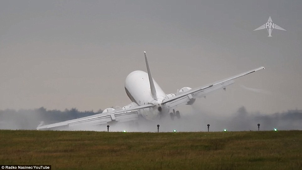 惊悚着陆飞机降落瞬间被大风吹歪组图