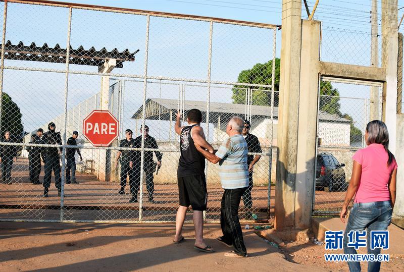 巴西发生监狱暴乱致10人死亡组图