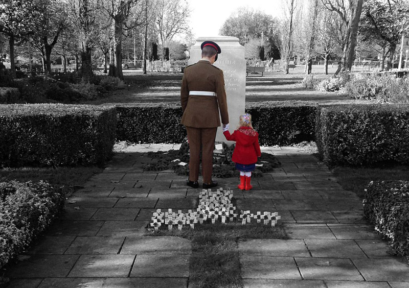 英军人暖心亲子照登慈善日历令人感动组图