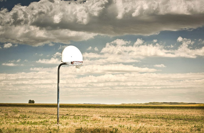摄影师拍美国各地篮球框 造型各异(组图)