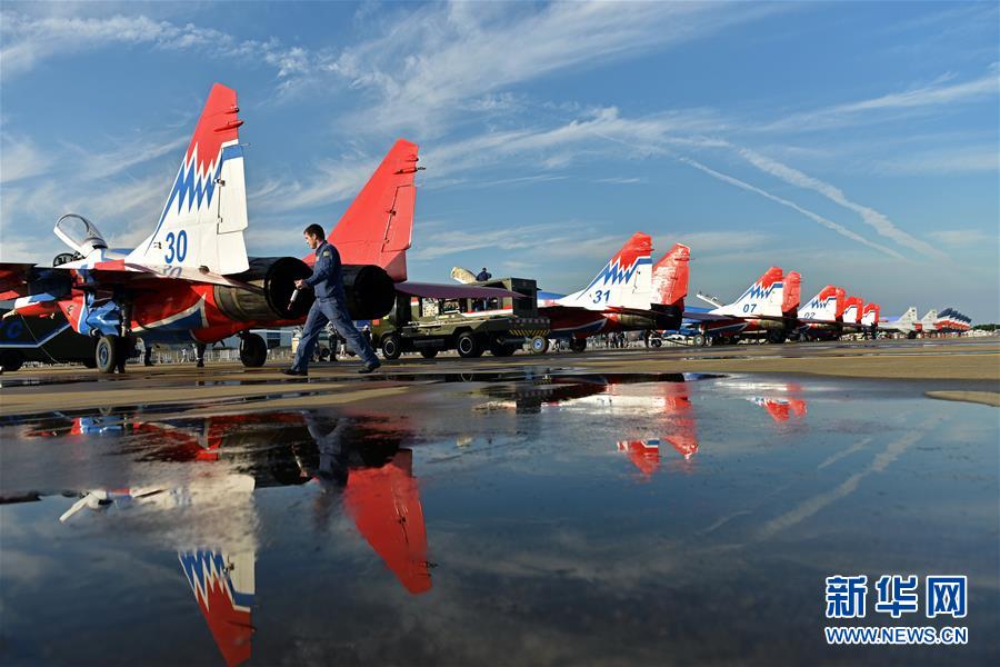俄罗斯"雨燕"飞行表演队抵达珠海