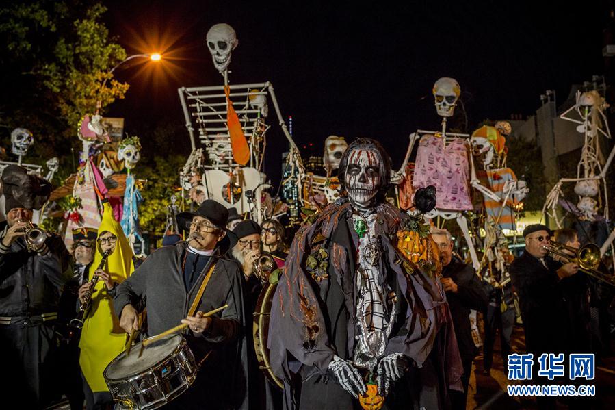 10月31日,人们在美国纽约曼哈顿参加万圣节大游行,庆祝一年一度的西方
