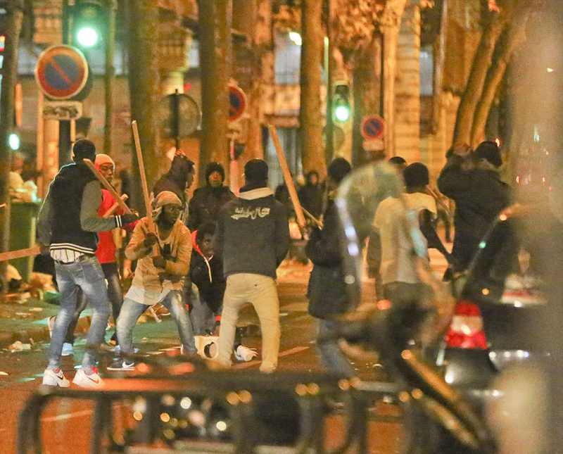 巴黎街头难民大规模斗殴疑因难民营被拆组图