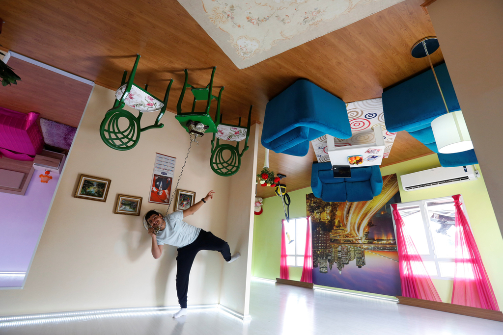 土耳其现上下颠倒房子家具悬天花板上组图