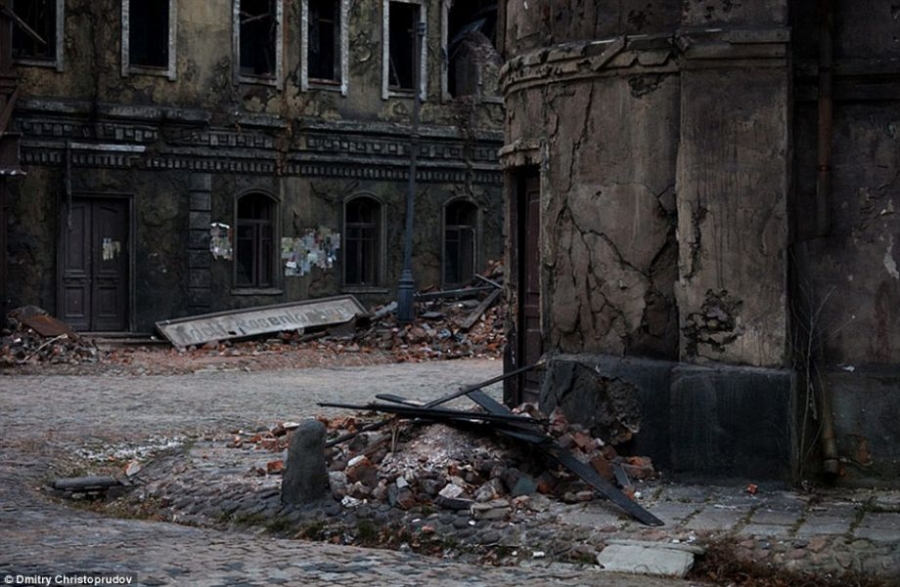 两种世界一面高楼大厦一面阴森鬼城组图