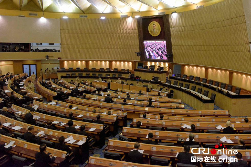 泰国立法议会宣布王储哇集拉隆功将继位为新国王(组图)-新华网