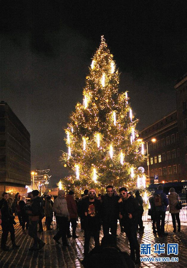 （国际）（1）里加&ldquo;戈德堡机械&rdquo;400步骤点亮圣诞树刷新吉尼斯世界纪录