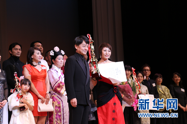 12月9日,日本东京,中国选手李俊玲(右)获得本届大赛最优秀奖,庄鲁迅