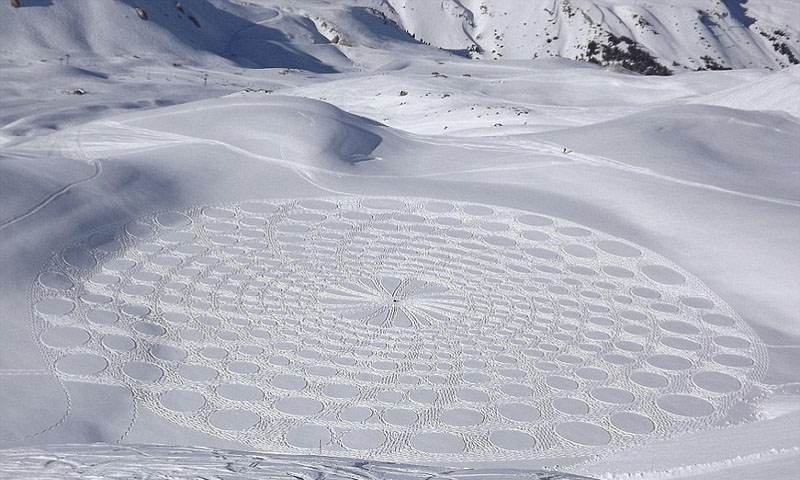 壮观!英艺术家阿尔卑斯山上用脚踩雪绘巨图(组图)