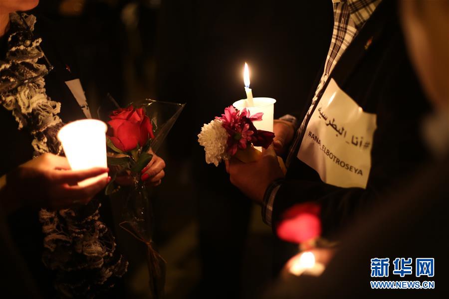 埃及民众烛光悼念教堂爆炸案遇难者(组图)